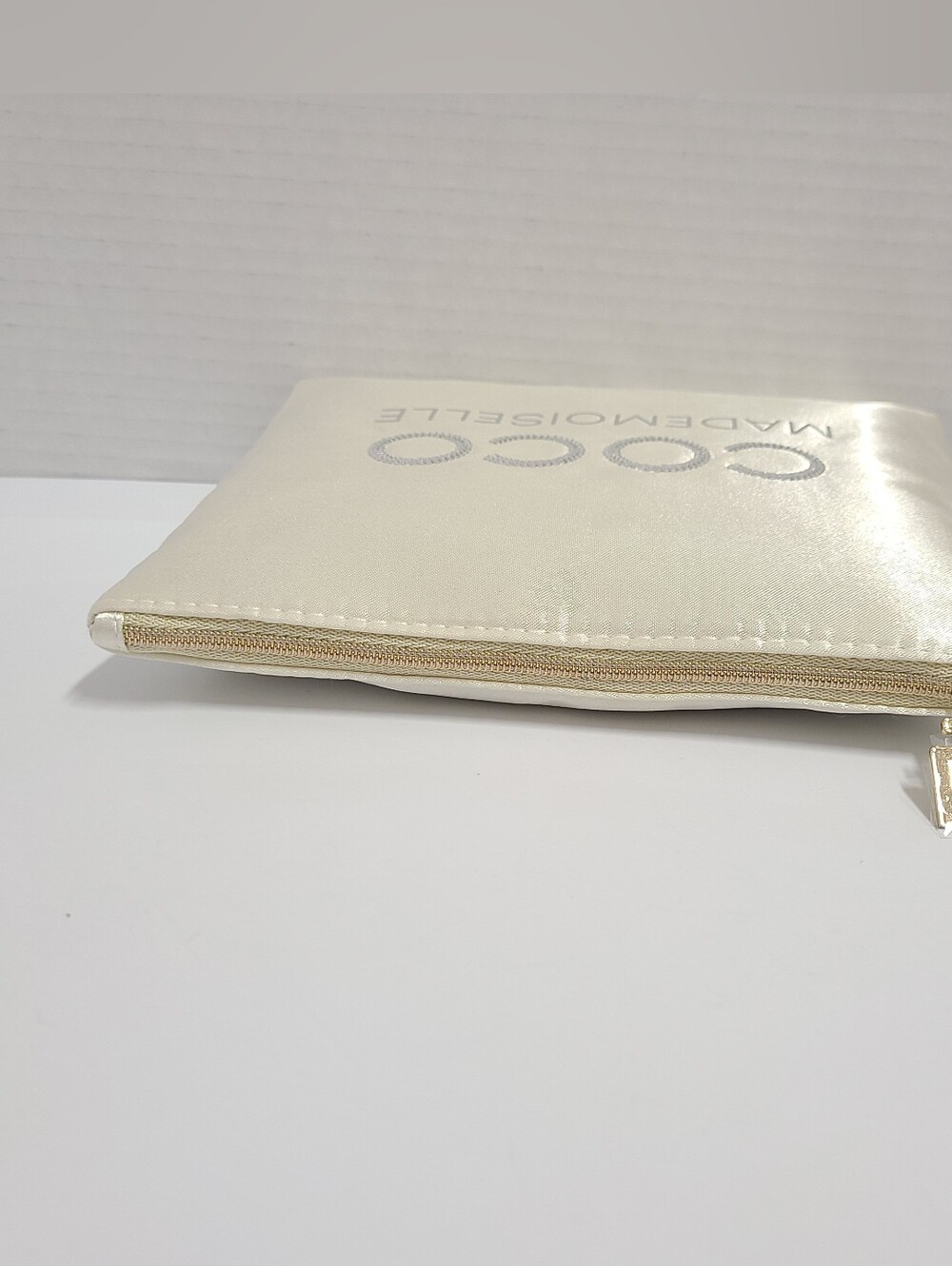 CHANEL Coco Mademoiselle Ivory Satin Makeup Pouch Silver Sequin Logo Gold Charm - Picture 5 of 11